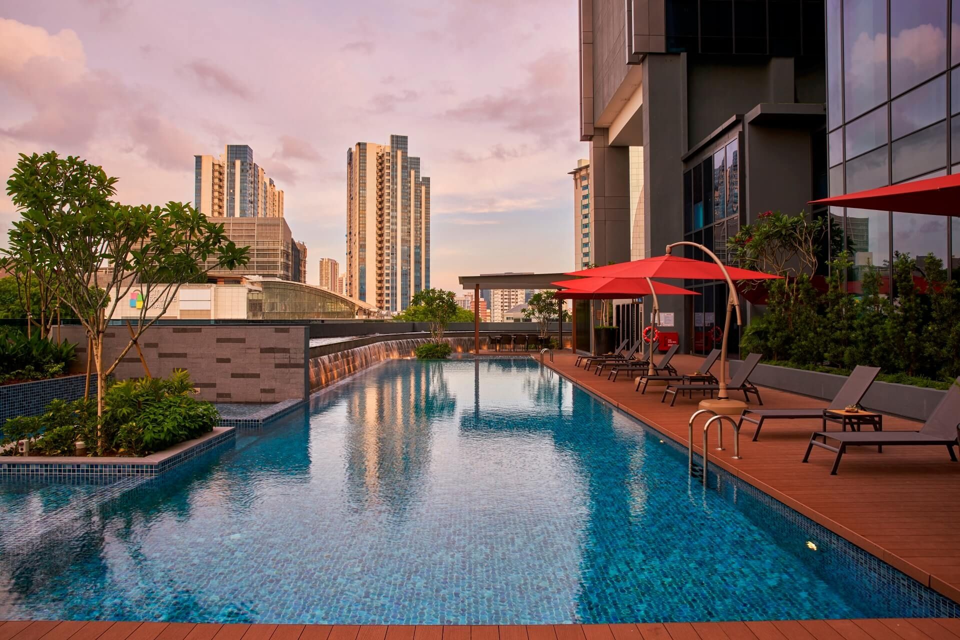 屋顶游泳池在公园Hotel Farrer Park新加坡