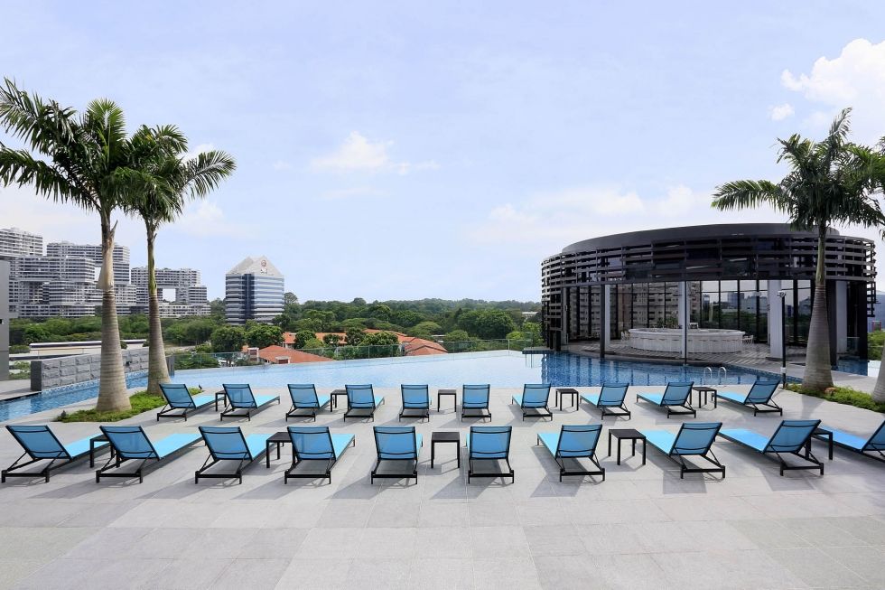 亚历山德拉公园酒店宽敞的游泳池平台，可欣赏到自然绿意盎然的景色